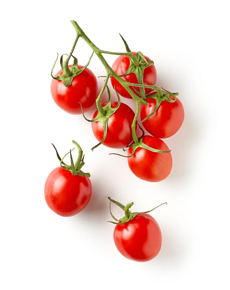 Tomates cerises sur fond blanc